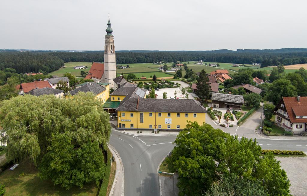 Stiftsgasthof Hochburg Hochburg-Ach Exterior foto
